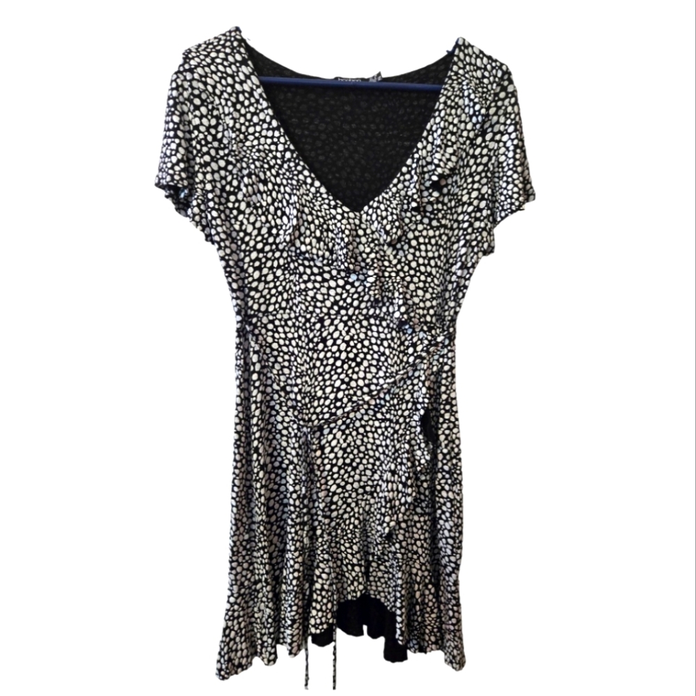 Boohoo women's flirty black and white dress, size 6